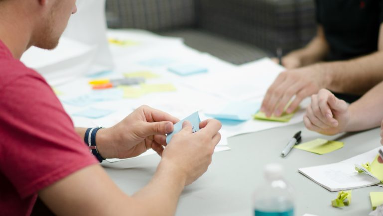[EBOOK] HOW TO BUILD AN INFLUENCER MARKETING PROGRAM